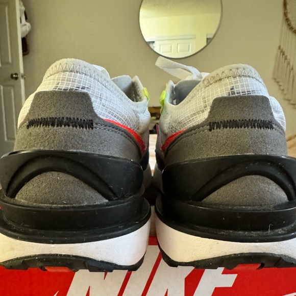 Nike Waffle One GS Size: 6Y - Picture 4 of 4